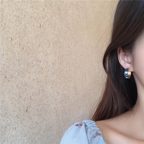 Daisy Flower Enamel Geometric Stud Earring - Picture 4 of 12